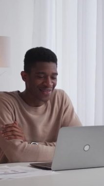 Dikey video. Çevrimiçi koç. İnternet araması. İş iletişimi. Ofisteki sanal toplantı konferansında şirket projesini tartışan neşeli bir çalışan..