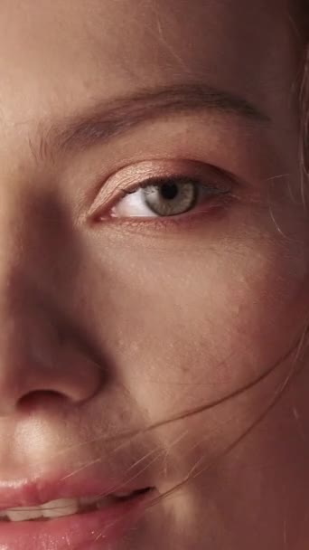 Vídeo Vertical Cara Sana Cuidado Cosmetología Joven Mujer Confiada Tocando — Vídeo de stock