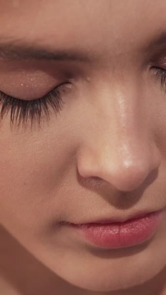 Вертикальное Видео Профессиональная Косметика Естественный Облик Нежная Молодая Красивая Женщина — стоковое видео