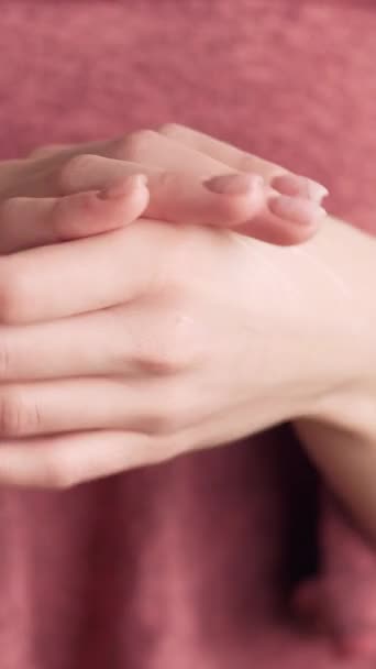 Vídeo Vertical Tratamento Das Mãos Cuidados Hidratantes Pele Lisa Nutritivo — Vídeo de Stock
