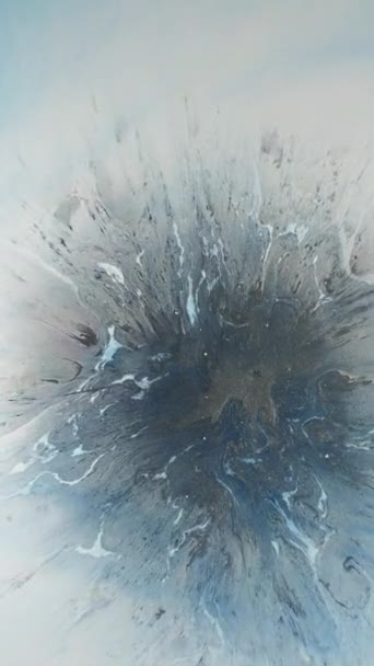 垂直ビデオ インクスプラッシュ 水の盛り合わせ 黒青液滴パターン塗料汚れ広がり創造的な抽象的な背景 — ストック動画