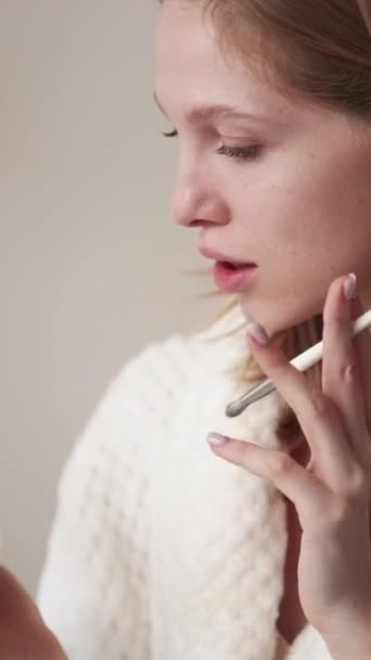 Dikey Video Göz Makyajı Kozmetik Ürünü Her Günkü Yüz Ifadesi — Stok video