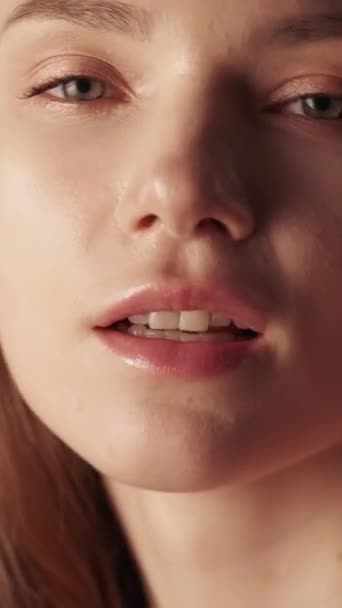 Vertikales Video Perfekte Haut Gesichtswellness Gesichtskosmetik Schöne Makellose Selbstbewusst Lächelnde — Stockvideo
