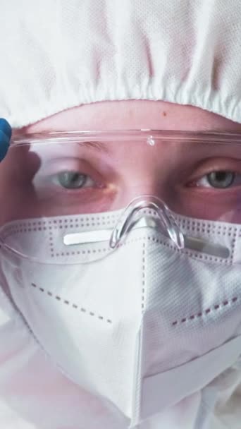Pionowe Wideo Specjalista Laboratoryjny Ochrona Covid Epidemia Koronawirusów Lekarka Zakładająca — Wideo stockowe
