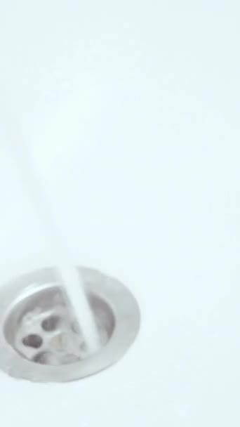 Vertikal Video Korrekt Handtvätt Koronavirushygien Kvinna Gnugga Noggrant Fingrar Hud — Stockvideo