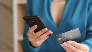İnternet ödemesi. Mobil bankacılık. Akıllı telefon para transferi başvurusunda kredi kartı alan kadın elleri nakitsiz işlem ile.