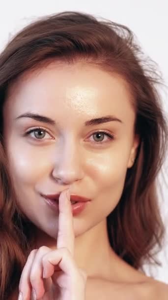 Vídeo Vertical Gesto Silencio Secreto Belleza Chismosa Silencio Mujer Atractiva — Vídeo de stock