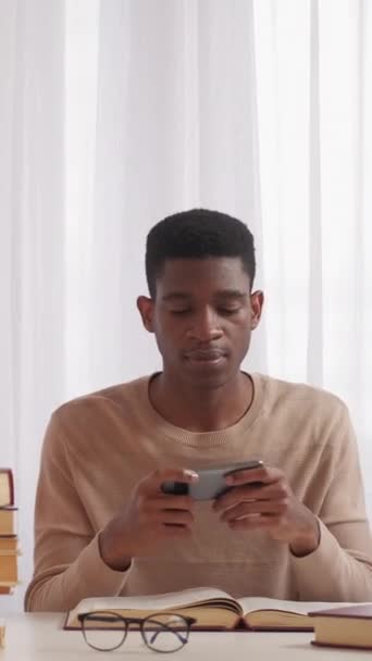 Video Vertikal Kecanduan Gadget Gangguan Telepon Istirahat Belajar Mahasiswa Muda — Stok Video
