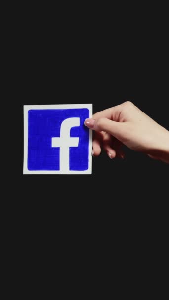 ハリコフ ウクライナ 2020年5月12日 垂直ビデオ フェイスブックロゴ ソーシャルネットワーク デジタルマーケティング 3ループの暗黒空のスペース背景セットにアプリアイコンを表示する女性の手 — ストック動画