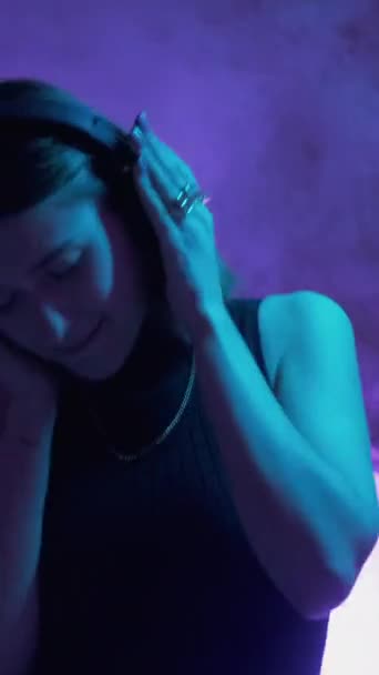 Vídeo Vertical Música Alegría Auriculares Inalámbricos Noche Divertida Mujer Bailando — Vídeos de Stock