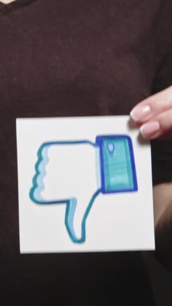 ハリコフ ウクライナ 2020年5月12日 垂直ビデオ サインが嫌い ソーシャルメディアのフォロー解除 否定的なフィードバック 親指のダウンアイコンで不承認の女性の手 — ストック動画