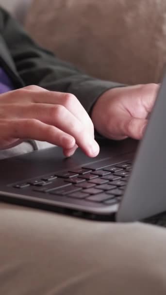 Pionowe Wideo Badania Laptopie Praca Komputerowa Praca Zdalna Człowiek Freelancer — Wideo stockowe