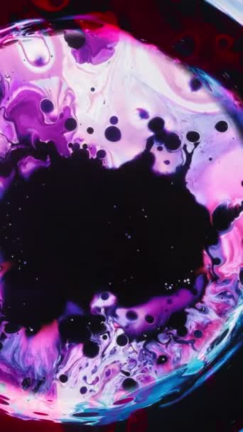 垂直ビデオ ペイントスプラッシュ インクバースト ダークサークルフレームを作成するピンク青紫色の液体スプラッター抽象的な動的背景 — ストック動画