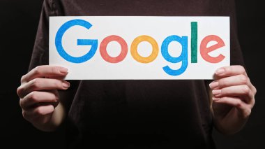 Kharkiv, Ukrayna - 12 Mayıs 2020: Google simgesi. İnternet tarayıcısı. Online servis. Koyu kopya alanı arka planında web sitesi işareti gösteren kadın eller.