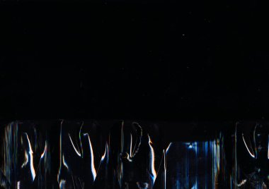 Arıza örtüsü. Işık parlıyor. Gürültü titreşimi. Çerçeve tasarımı ile siyah arkaplan rengarenk zigzag çizgileri bozulması dokusu.