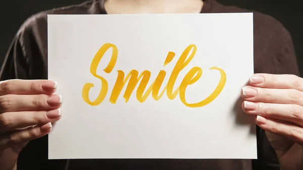 Sinal Sorriso Motivação Positiva Uma Mensagem Encorajadora Mulher Irreconhecível Apoiando — Fotografia de Stock