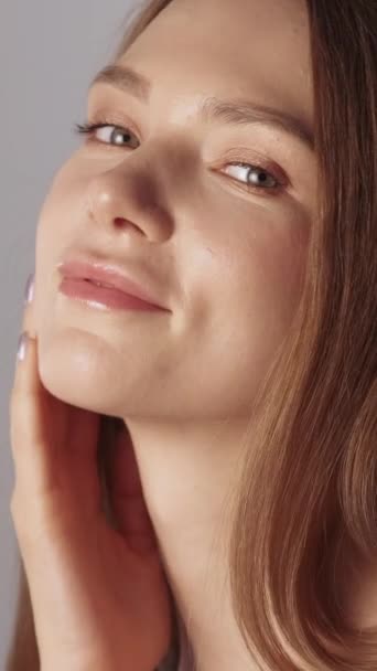 Vídeo Vertical Cuidados Pele Hidratantes Tratamento Facial Frescura Pele Sorrindo — Vídeo de Stock
