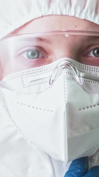 Vídeo Vertical Contaminación Del Aire Desastre Ecológico Protección Respiratoria Mujer — Vídeo de stock