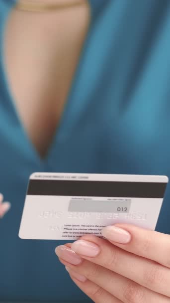 垂直录像 网上交易 电话银行业务 携带信用卡的妇女在申请流动无现金转移支付时购买 — 图库视频影像