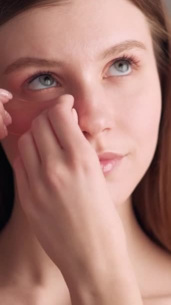 Pionowe Wideo Plastry Kolagenowe Leczenie Twarzy Skóra Produkt Przeciwzmarszczkowy Piękna — Wideo stockowe