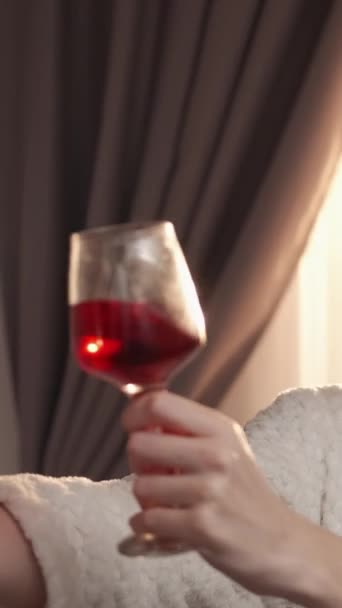 バーティカルビデオ オンラインドリンク バーチャルコール リモートのお祝い ハッピー バスローブ ととも ワイン アルコール ガラス — ストック動画