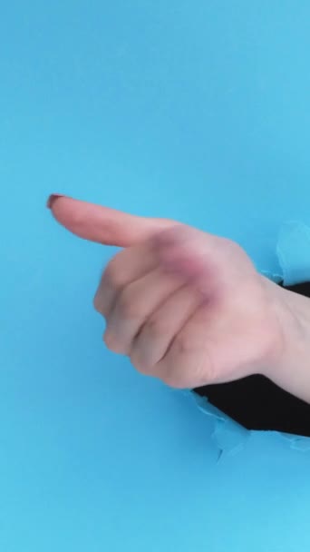 비디오 제스처 서둘러요 루프와 찢어진 배경에 획기적인 손가락 스냅으로 — 비디오