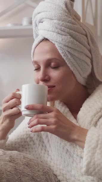 垂直录像 Spa饮料 早茶新的一天的灵感在轻便的室内淋浴后 穿着浴衣的松驰的快乐女人 带着杯子享受着芬芳 — 图库视频影像