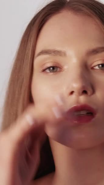 Függőleges Videó Szépségmodellkedés Arc Fotózás Szakmai Divat Modell Természetes Smink — Stock videók
