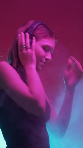 Vertikales Video Neon Unterhaltungsmusik 90Er Jahre Party Überglückliche Frau Hört — Stockvideo