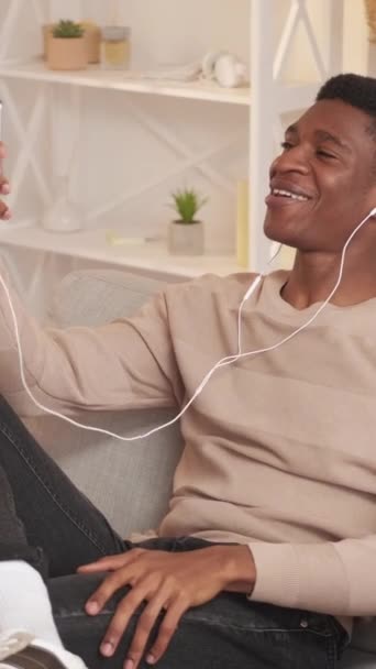 Vertikální Video Virtuální Schůzka Internetový Hovor Radostně Usmívající Muž Sluchátkách — Stock video