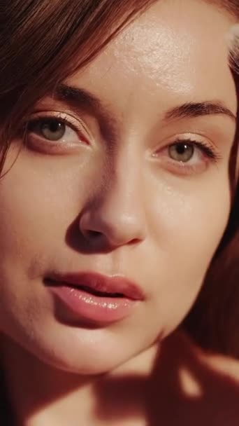 Vidéo Verticale Une Routine Maquillage Poudre Appliquer Soin Esthéticienne Jeune — Video