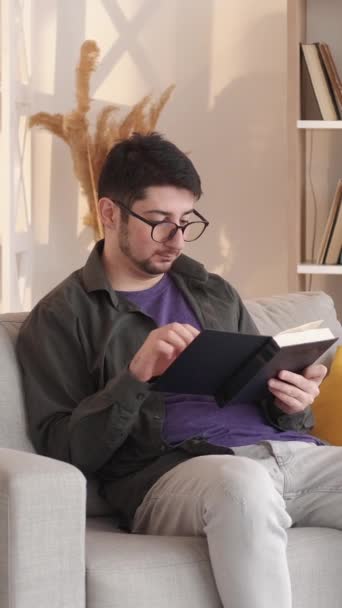 Vertikální Video Domácí Čtení Dokončená Kniha Volný Čas Doma Inteligentní — Stock video