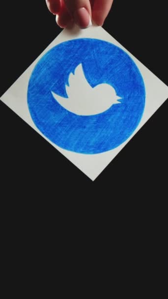 ハリコフ ウクライナ 2020年5月12日 垂直ビデオ Twitterアイコンについて インターネット通信サービス 黒い空のスペースで隔離されたアプリのロゴを示す女性手 — ストック動画