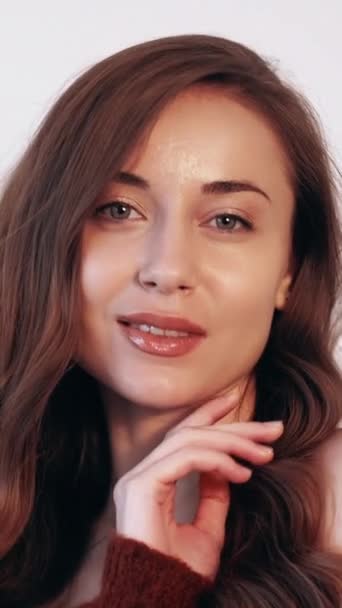 비디오 여성의 화장품 Flirty Coquettish 사랑스러운 완벽한 빛나는 피부를 만지는 — 비디오