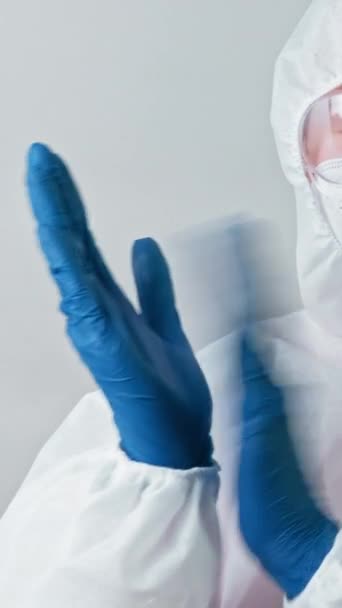 垂直录像 医疗上的成功医生 恭喜你身着蓝色手套防护服的实验室科学家们为在灰色背景下隔离开来的医疗发展而欢呼 — 图库视频影像