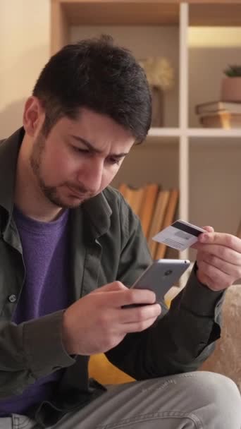 Vertikální Video Blokována Kreditní Karta Problém Platbami Frustrated Muž Psaní — Stock video