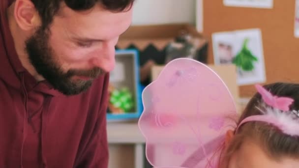 Een Kindapplique Vader Geeft Les Gelukkig Glimlachende Ouder Man Helpen — Stockvideo