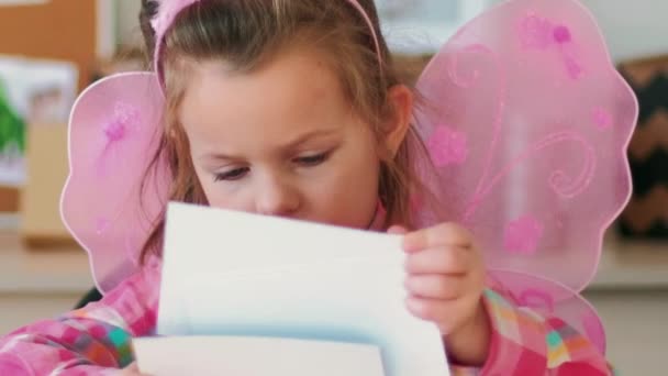 Ανάπτυξη Παιδιών Παιδική Διασκέδαση Επικεντρώθηκε Ενδιαφερόμενο Κοριτσάκι Στο Κοστούμι Πεταλούδα — Αρχείο Βίντεο