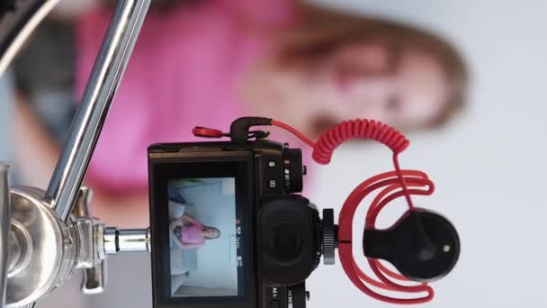 Video Vertikal Rekaman Kamera Konten Syuting Bisnis Online Perempuan Muda — Stok Video