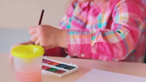 Kunstvorschule Kreativität Der Kinder Konzentriertes Kleines Mädchen Genießt Malerei Auf — Stockvideo