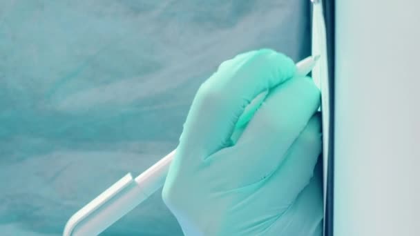 Verticale Video Medische Geschiedenis Ziekenlijst Patiënteninformatie Doctor Hand Blauw Beschermende — Stockvideo