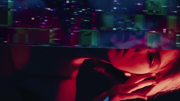 バーティカルビデオ バイポーラ障害 グリッチな女性 人格を分割する 赤い青いネオン ライトで苦しんでいる邪魔された女性の二重露出騒音の動きのシルエット — ストック動画
