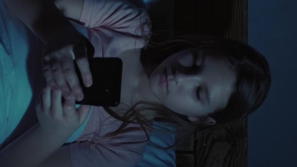 Vídeo Vertical Insomnio Infantil Noche Gadgets Adicción Internet Chica Cansada — Vídeo de stock