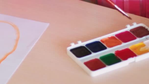 儿童艺术 幼儿园的活动 小女孩在创意发展课上用画笔在纸上手绘水彩画 — 图库视频影像