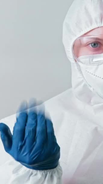 Vidéo Verticale Infirmière Test Coronavirus Femme Travailleuse Médicale Lunettes Ppe — Video