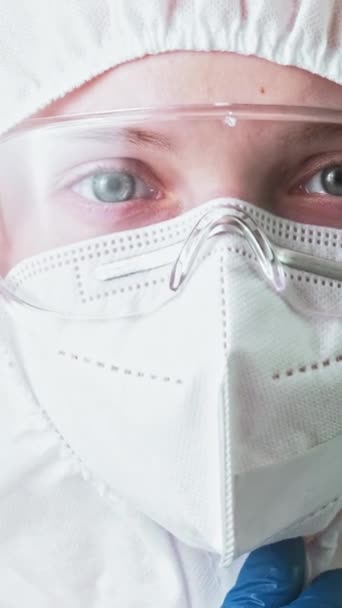 バーティカルビデオ 空気汚染について エコロジカル災害 呼吸保護について 青い手袋の女性科学者 白い顔のマスクのゴーグル装置 — ストック動画