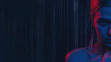 Kadın hakları için. Cinsiyet ayrımcılığı. Aile içi şiddet. Kırmızı mavi ışık, kendine güveni olmayan kadını incitti. Koyu renk arızalı fotokopi arkaplanda yarım yüz portresi..