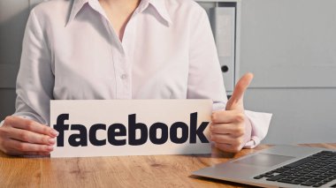 Kharkiv, Ukrayna - 13 Mayıs 2020: Facebook logosu. Kanal eğlencesi. Tanımlanamayan kadın elleri uygulama simgesini tutarken başparmağını kaldırıyor.