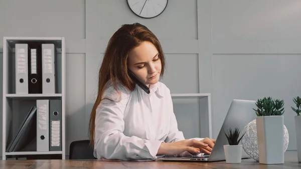 Profesjonalna Komunikacja Wezwanie Biznes Kobieta Mając Rozmowę Telefoniczną Pracując Laptopie — Zdjęcie stockowe