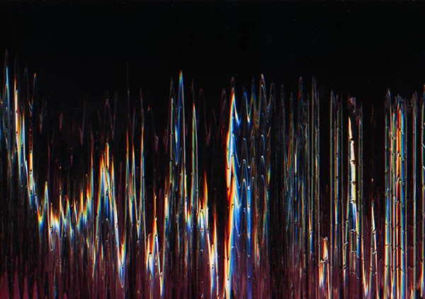 スタティックノイズ グリッチバイブレーション デジタル背景 ぼやけた輝く虹のジグザグ線のテクスチャが付いている黒い傷付けられた表示 — ストック写真